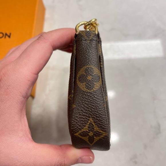 Louis Vuitton monogram mini pochette - Picture 5 of 16